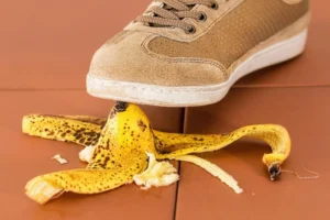person som kliver på ett bananskal